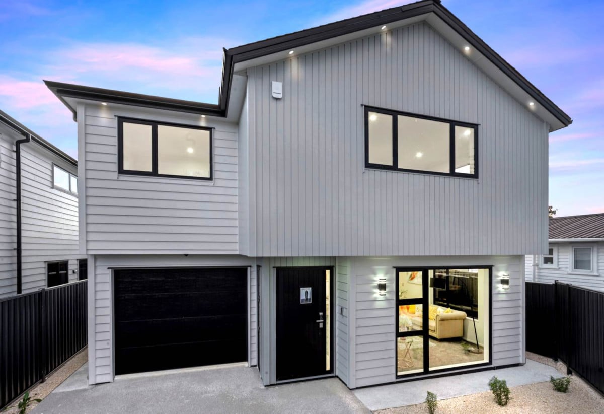 Standalone 5 bes (2 ensuites) 3.5 baths house with garage on 205m2 section, 1 ensuite and 1 toilet ground floor, close to schools, shops, supermarket, motorway access, 0.6 km to Robertson Road School, 25A Steven Street, Mangere East, Auckland