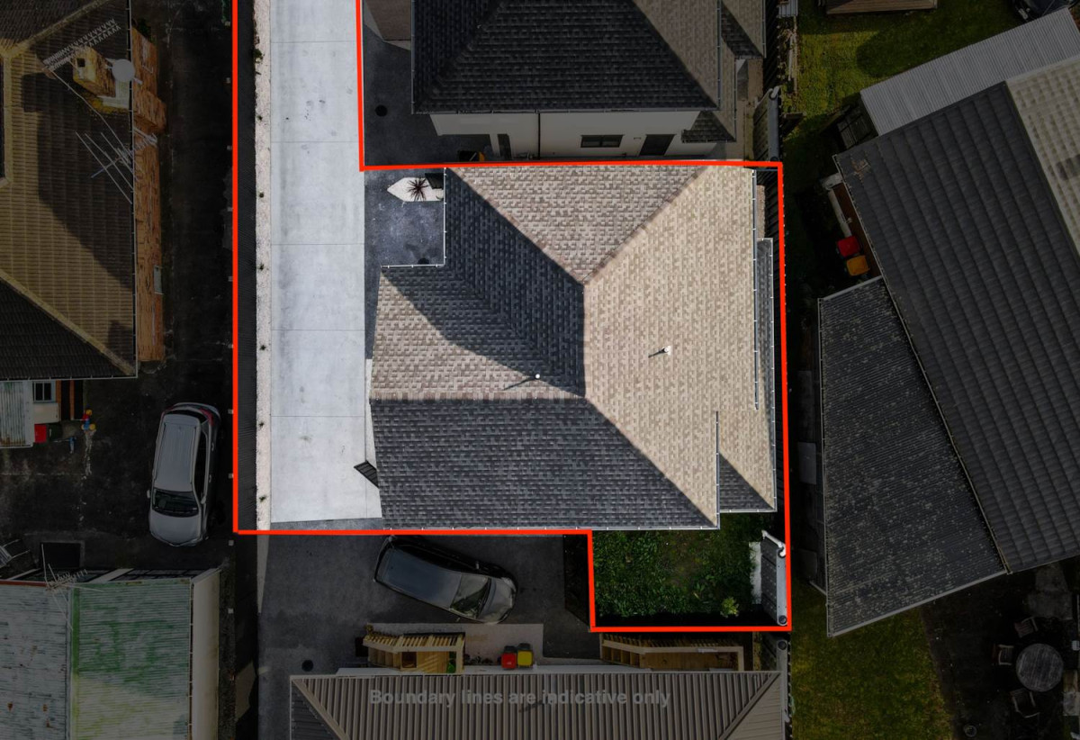 Standalone 5 bes (2 ensuites) 3.5 baths house with garage on 205m2 section, 1 ensuite and 1 toilet ground floor, close to schools, shops, supermarket, motorway access, 0.6 km to Robertson Road School, 25A Steven Street, Mangere East, Auckland