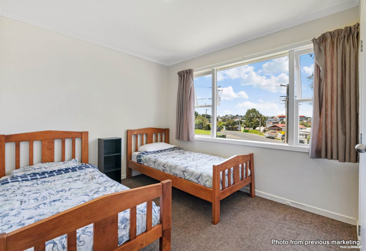 Vendor requires urgent sale, – 1181m2 Corner Site – Ignore Previous Sale Price, 5 beds 2 bath house with garage and 2-beds 1 bath lounge downstairs, downstairs space is currently rented, minutes from Stanmore Bay Beach, schools, parks, shops, cafés, and Whangaparaoa Plaza, 0.5 km to Whangaparaoa College, 4 Matai Road, Stanmore Bay, Auckland