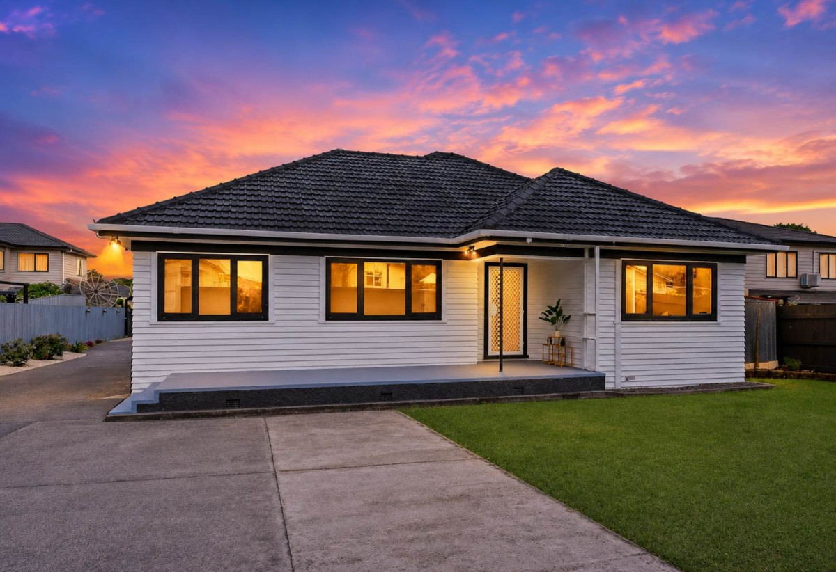 Must sell ASAP, Renovated & Move-In Ready, 4 beds + office 1 bath house, 0.2 km to Puhinui School, 1.1 km to Papatoetoe High School, 89 Fitzroy Street, Papatoetoe, Auckland