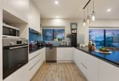 Must sell, Vendor Aussie Bound, Ignore CV, Standalone 5 beds (3 ensuites) 4.5 baths home with garage, 1 ensuite ground floor, close to schools, shops, Auckland Botanic Gardens, motorway access, 0.8 km to Alfriston School, 9/7 Wastney Road, Alfriston