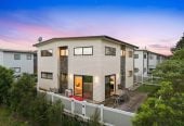 Must sell, Vendor Aussie Bound, Ignore CV, Standalone 5 beds (3 ensuites) 4.5 baths home with garage, 1 ensuite ground floor, close to schools, shops, Auckland Botanic Gardens, motorway access, 0.8 km to Alfriston School, 9/7 Wastney Road, Alfriston