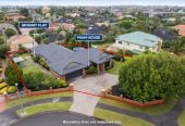 Botany Downs Secondary College zone, 2 Kitchens, Home and in come on 1200m2 section, 275m2 6 beds ( 1 ensuite) 3 baths house with double garage and 2-beds granny, close to schools, Botany Town Centre, Meadowlands Shopping Centre, 0.4 km to Point View School, 35 Anaheim Boulevard, Shamrock Park, Auckland