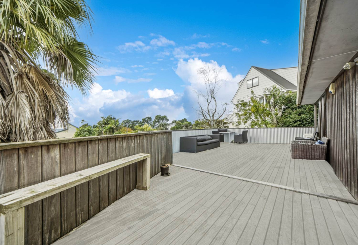 Once in 14 years, 702m2 section, 3 beds 1.5 bath house with double garage, 1 rumpus room with toilet downstairs, easy access to Westgate Shopping Centre, Royal Heights shops and supermarkets, motorway access, 0.6 km to Colwill School Massey, 7 Widmore Drive, Massey, Auckland