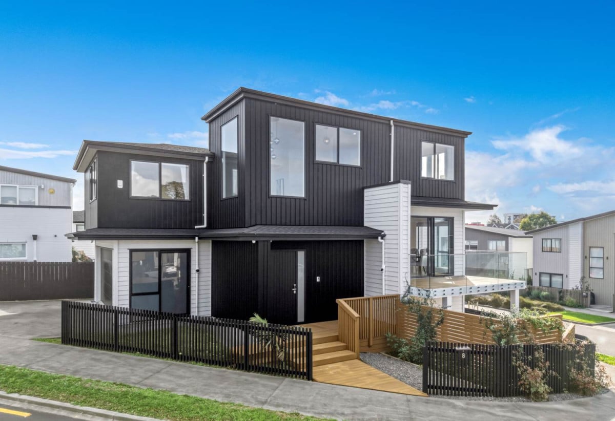 6 beds (2 ensuites) 4.5 baths house with double garage and 2 beds granny, close to schools, coastal walkways, reserves, beach, shops, easy motorway access, 0.3 km to Hobsonville Point Primary School, 0.8 km to Hobsonville Point Secondary School, 8 La Bella Road, Hobsonville, Auckland