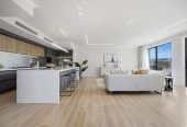6 beds (2 ensuites) 4.5 baths house with double garage and 2 beds granny, close to schools, coastal walkways, reserves, beach, shops, easy motorway access, 0.3 km to Hobsonville Point Primary School, 0.8 km to Hobsonville Point Secondary School, 8 La Bella Road, Hobsonville, Auckland