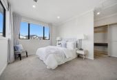 6 beds (2 ensuites) 4.5 baths house with double garage and 2 beds granny, close to schools, coastal walkways, reserves, beach, shops, easy motorway access, 0.3 km to Hobsonville Point Primary School, 0.8 km to Hobsonville Point Secondary School, 8 La Bella Road, Hobsonville, Auckland