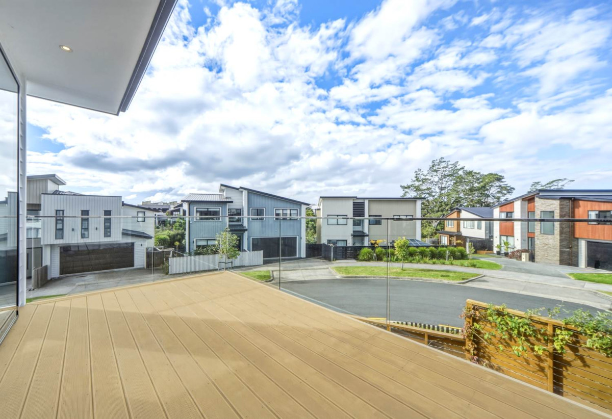 6 beds (2 ensuites) 4.5 baths house with double garage and 2 beds granny, close to schools, coastal walkways, reserves, beach, shops, easy motorway access, 0.3 km to Hobsonville Point Primary School, 0.8 km to Hobsonville Point Secondary School, 8 La Bella Road, Hobsonville, Auckland
