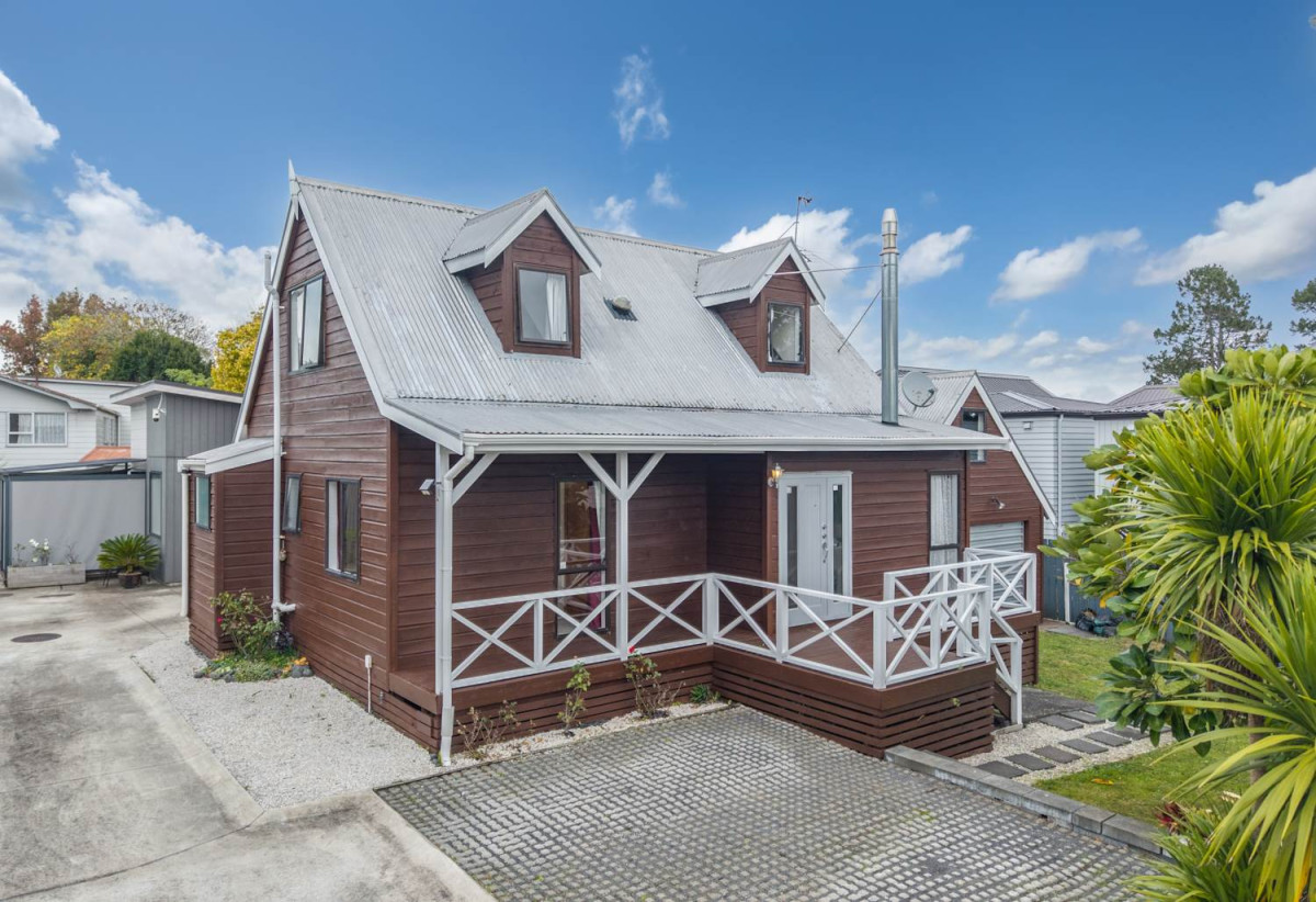 Freehold, Standalone & Affordable 3 beds 1 bath house with 2 car parks, close to Westgate & NorthWest Shopping Centres, Costco, motorway access, and local schools including West Harbour School, 56 Fitzherbert Avenue, West Harbour, Auckland