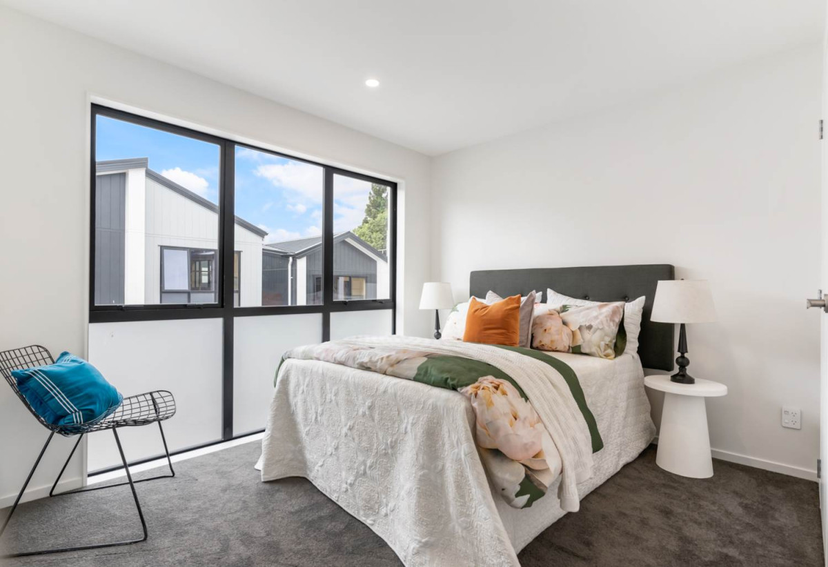 Standalone 4 beds (2 ensuites) 3 baths home with garage, 1 ensuite ground floor, close to schools town centre, motorway access, 0.6 km to Rosehill Intermediate, 0.7 km to Rosehill College, 19/31 Goodwin Drive, Papakura, Auckland