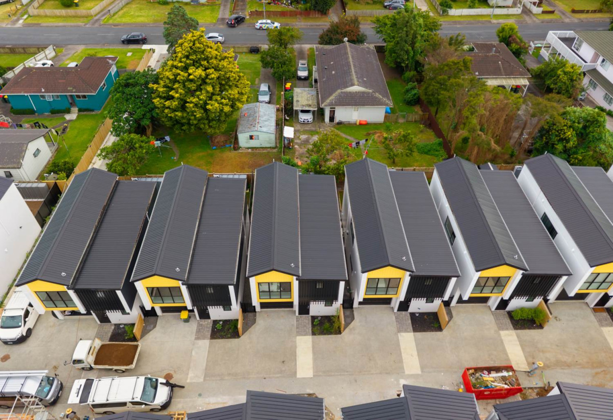 Standalone 4 beds (2 ensuites) 3 baths home with garage, 1 ensuite ground floor, close to schools town centre, motorway access, 0.6 km to Rosehill Intermediate, 0.7 km to Rosehill College, 19/31 Goodwin Drive, Papakura, Auckland