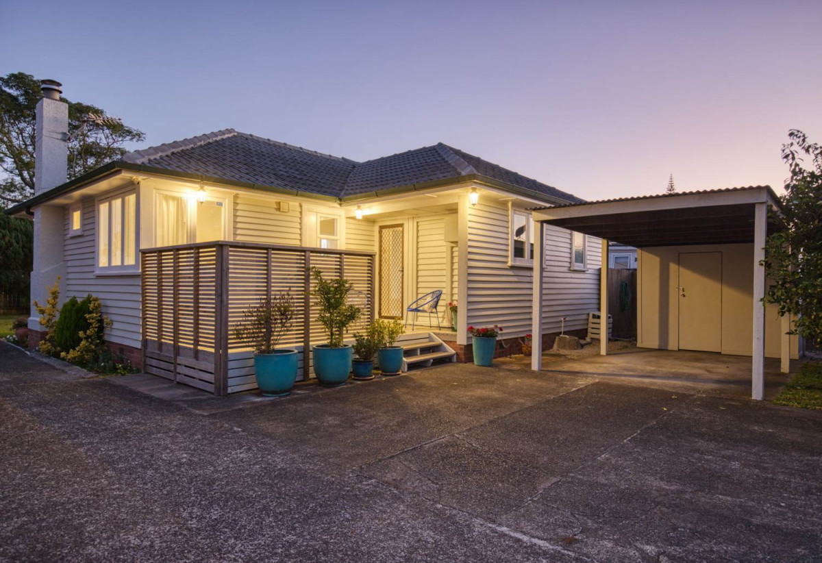 Renovated 3 beds 1 bath house with carport, just a short stroll from the train station, local cafés, and Southmall, close to school motorway access, 0.5 km to Manurewa High School, 1/19 Martin Road, Manurewa, Auckland