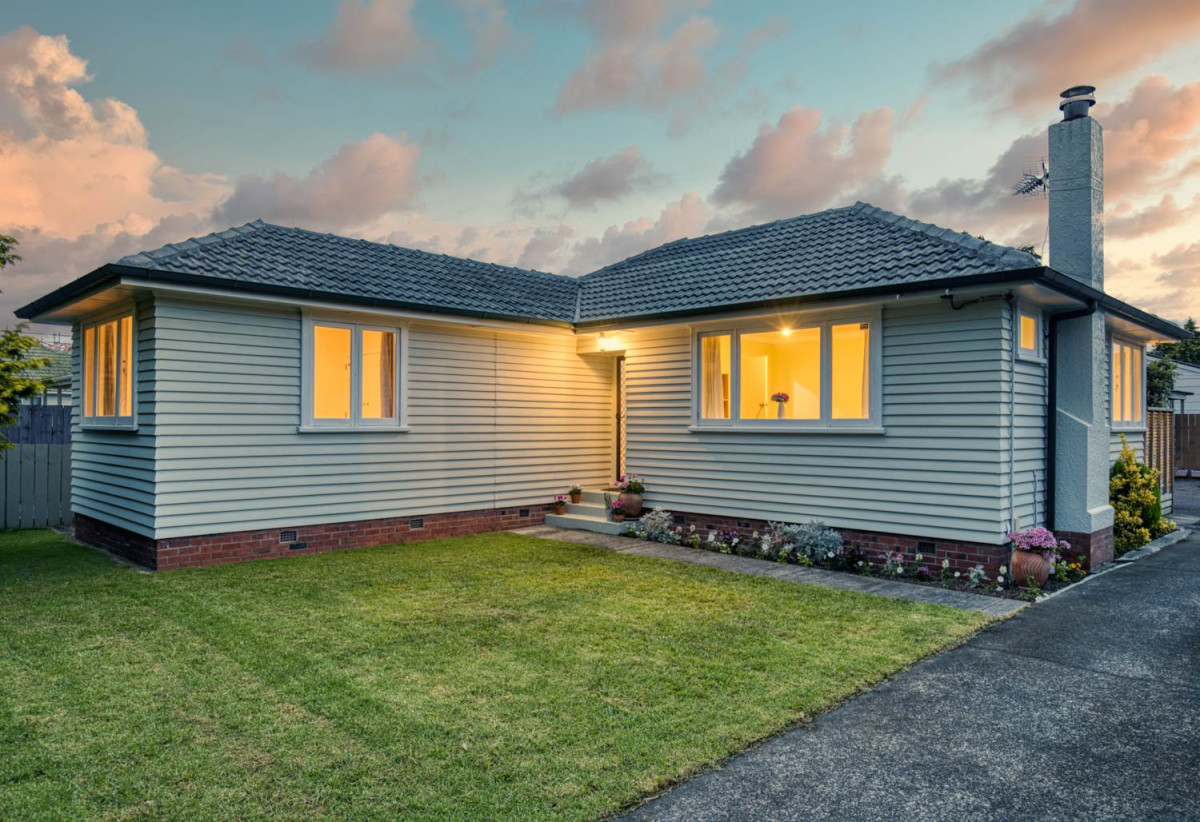 Renovated 3 beds 1 bath house with carport, just a short stroll from the train station, local cafés, and Southmall, close to school motorway access, 0.5 km to Manurewa High School, 1/19 Martin Road, Manurewa, Auckland