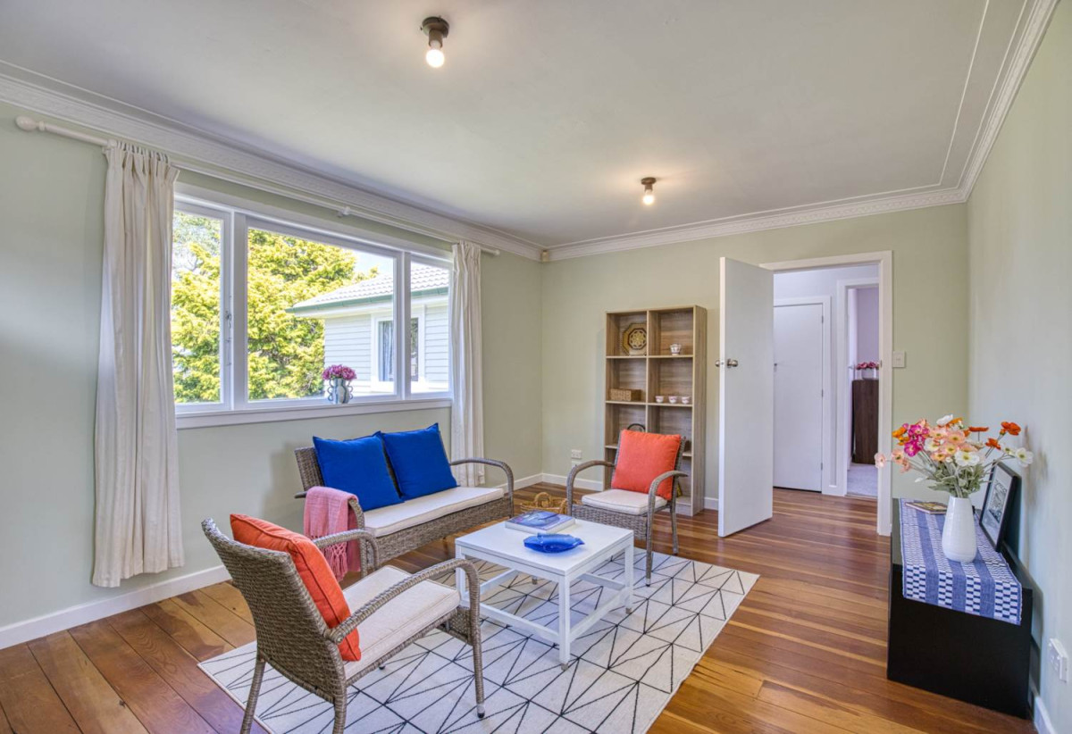Renovated 3 beds 1 bath house with carport, just a short stroll from the train station, local cafés, and Southmall, close to school motorway access, 0.5 km to Manurewa High School, 1/19 Martin Road, Manurewa, Auckland