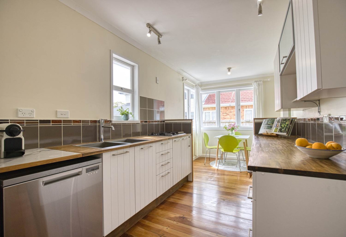 Renovated 3 beds 1 bath house with carport, just a short stroll from the train station, local cafés, and Southmall, close to school motorway access, 0.5 km to Manurewa High School, 1/19 Martin Road, Manurewa, Auckland