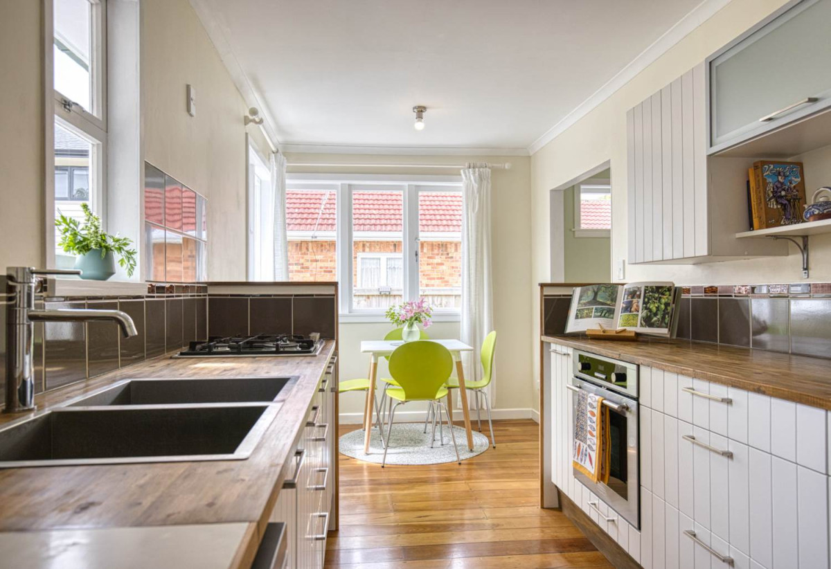 Renovated 3 beds 1 bath house with carport, just a short stroll from the train station, local cafés, and Southmall, close to school motorway access, 0.5 km to Manurewa High School, 1/19 Martin Road, Manurewa, Auckland