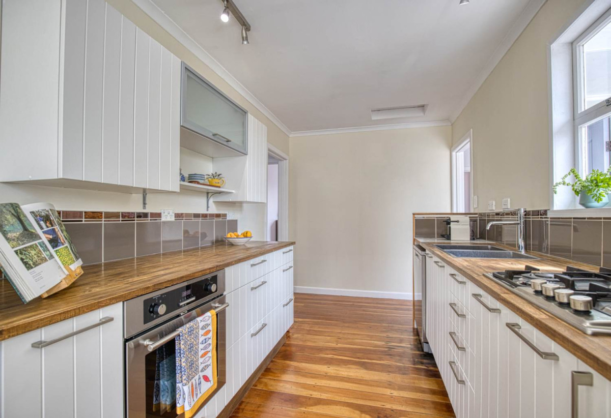 Renovated 3 beds 1 bath house with carport, just a short stroll from the train station, local cafés, and Southmall, close to school motorway access, 0.5 km to Manurewa High School, 1/19 Martin Road, Manurewa, Auckland