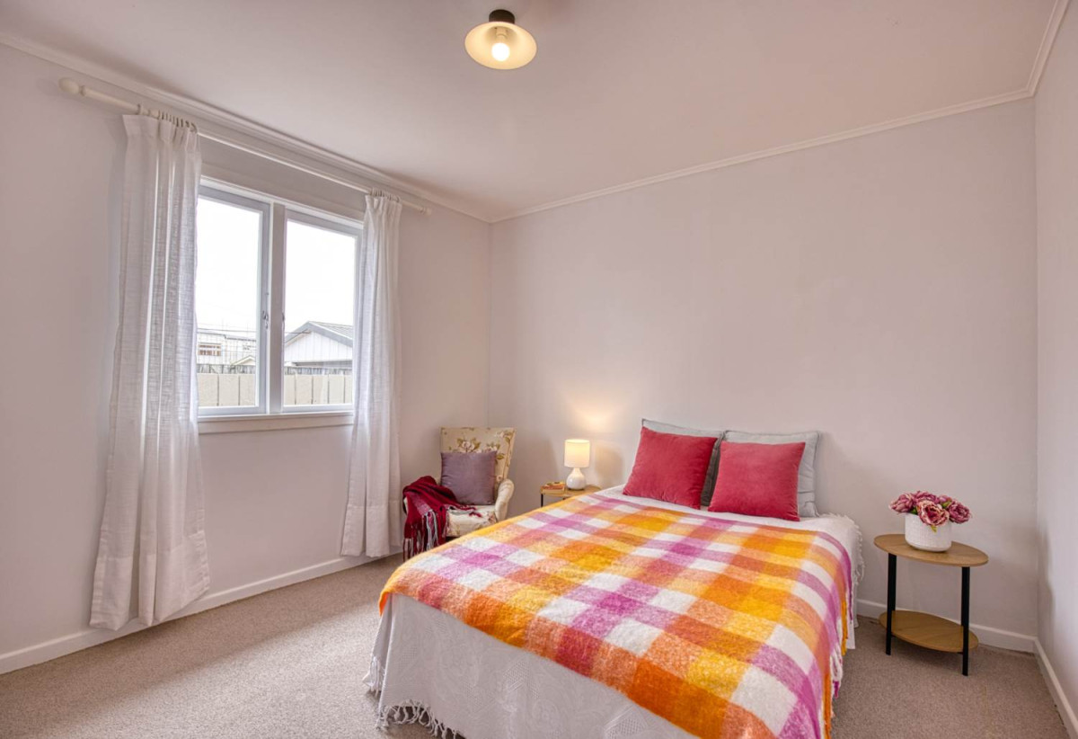 Renovated 3 beds 1 bath house with carport, just a short stroll from the train station, local cafés, and Southmall, close to school motorway access, 0.5 km to Manurewa High School, 1/19 Martin Road, Manurewa, Auckland