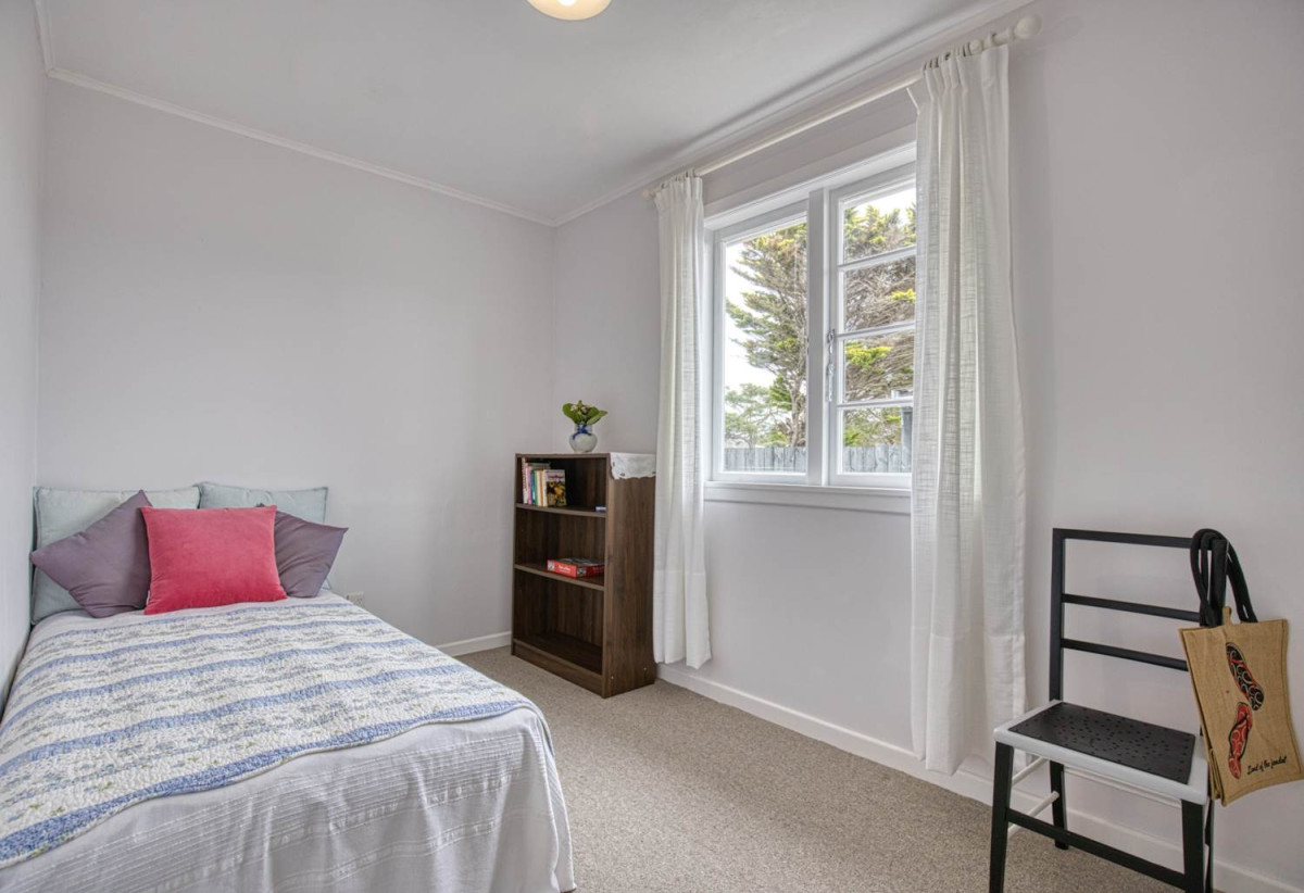 Renovated 3 beds 1 bath house with carport, just a short stroll from the train station, local cafés, and Southmall, close to school motorway access, 0.5 km to Manurewa High School, 1/19 Martin Road, Manurewa, Auckland