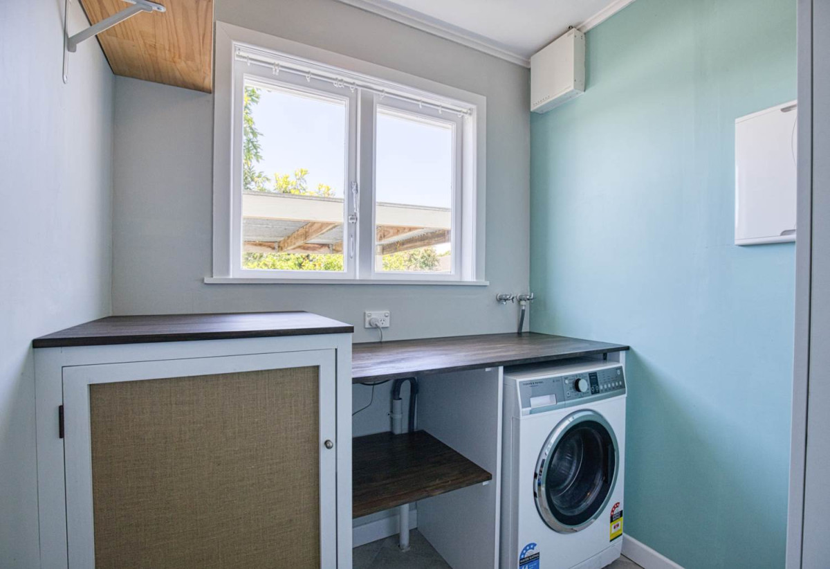 Renovated 3 beds 1 bath house with carport, just a short stroll from the train station, local cafés, and Southmall, close to school motorway access, 0.5 km to Manurewa High School, 1/19 Martin Road, Manurewa, Auckland