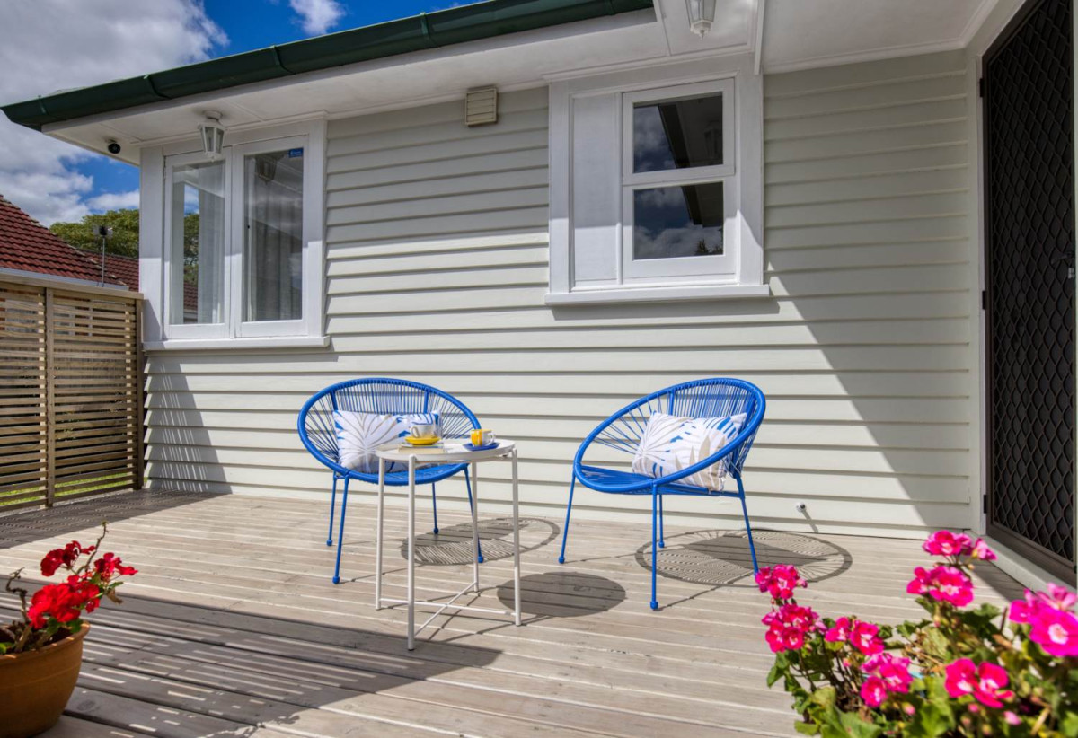 Renovated 3 beds 1 bath house with carport, just a short stroll from the train station, local cafés, and Southmall, close to school motorway access, 0.5 km to Manurewa High School, 1/19 Martin Road, Manurewa, Auckland
