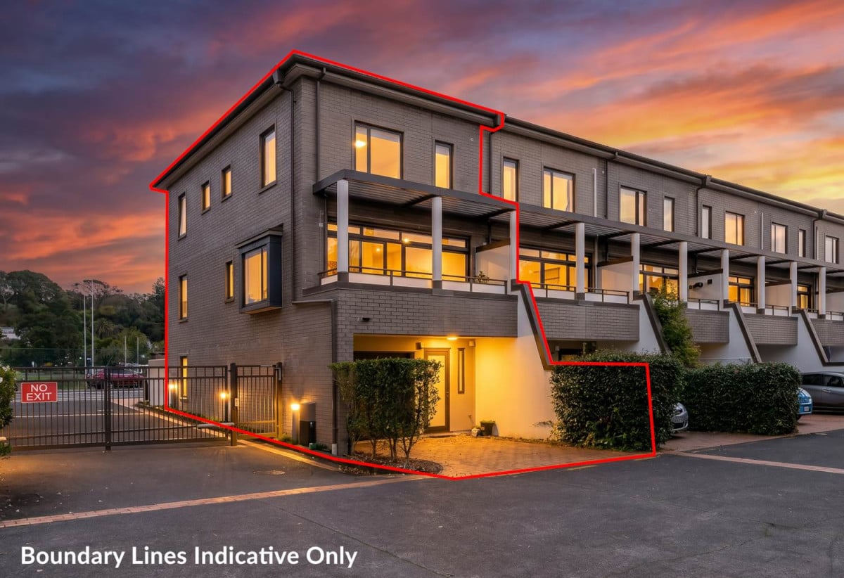 Double Grammar school zone, 3 beds 2 baths home with garage, 1 bed 1 bath and utility room ground floor, 0.8 km to Epsom Girls’ Grammar School, Auckland Grammar, 19/130 Great South Road, Epsom, Auckland
