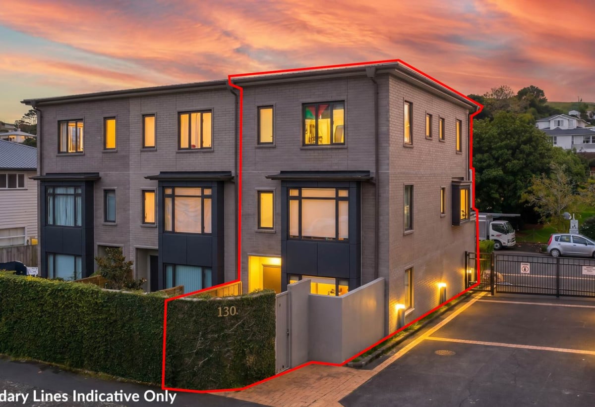 Double Grammar school zone, 3 beds 2 baths home with garage, 1 bed 1 bath and utility room ground floor, 0.8 km to Epsom Girls’ Grammar School, Auckland Grammar, 19/130 Great South Road, Epsom, Auckland