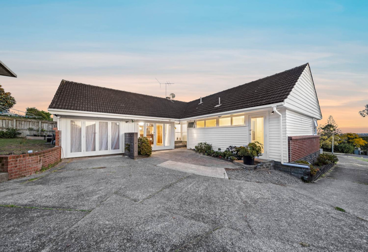 845m2 section, 3 beds 2 baths house with standalone double garage, 0.7 km to Howick Primary School, 0.9 km to Howick Intermediate, 1.7 km to Pakuranga College, 9 Pine Terrace, Howick, Auckland