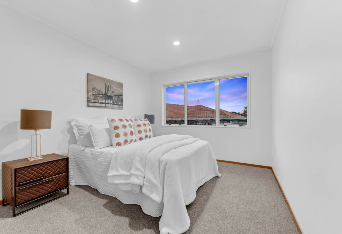 Urgent sale, Must sell, 752m2 section, Brick and tile 5 beds 2 baths house with double garage, close to schools, shopping centres, golf club, 0.9 km to Botany Downs School, 45 Oakridge Way, Northpark, Auckland