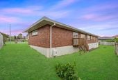 Urgent sale, Must sell, 752m2 section, Brick and tile 5 beds 2 baths house with double garage, close to schools, shopping centres, golf club, 0.9 km to Botany Downs School, 45 Oakridge Way, Northpark, Auckland