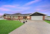Urgent sale, Must sell, 752m2 section, Brick and tile 5 beds 2 baths house with double garage, close to schools, shopping centres, golf club, 0.9 km to Botany Downs School, 45 Oakridge Way, Northpark, Auckland
