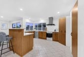 Urgent sale, Must sell, 752m2 section, Brick and tile 5 beds 2 baths house with double garage, close to schools, shopping centres, golf club, 0.9 km to Botany Downs School, 45 Oakridge Way, Northpark, Auckland