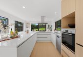 290m2 6 beds (1 ensuite) 3 baths house with double garage on 760m2 section, just moments from local parks, shopping, excellent sports facilities, Manukau City Centre, and major motorways, 0.9 km to Everglade School, Capistrano Mews, Goodwood Heights, Auckland