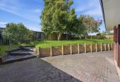 290m2 6 beds (1 ensuite) 3 baths house with double garage on 760m2 section, just moments from local parks, shopping, excellent sports facilities, Manukau City Centre, and major motorways, 0.9 km to Everglade School, Capistrano Mews, Goodwood Heights, Auckland