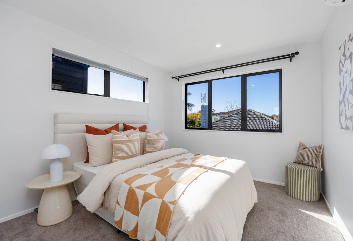 Standalone 4 beds (1 ensuite) 2.5 baths home with garage, zoned for Westlake Girls’ High School, just moments from Devonport and Takapuna., with Northboro Reserve at your doorstep. Easy motorway access, 0.4 km to Hauraki School, 0.9 km to Takapuna Grammar School and Belmont Intermediate, 84 Francis Street, Hauraki, Auckland