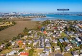 Standalone 4 beds (1 ensuite) 2.5 baths home with garage, zoned for Westlake Girls’ High School, just moments from Devonport and Takapuna., with Northboro Reserve at your doorstep. Easy motorway access, 0.4 km to Hauraki School, 0.9 km to Takapuna Grammar School and Belmont Intermediate, 84 Francis Street, Hauraki, Auckland