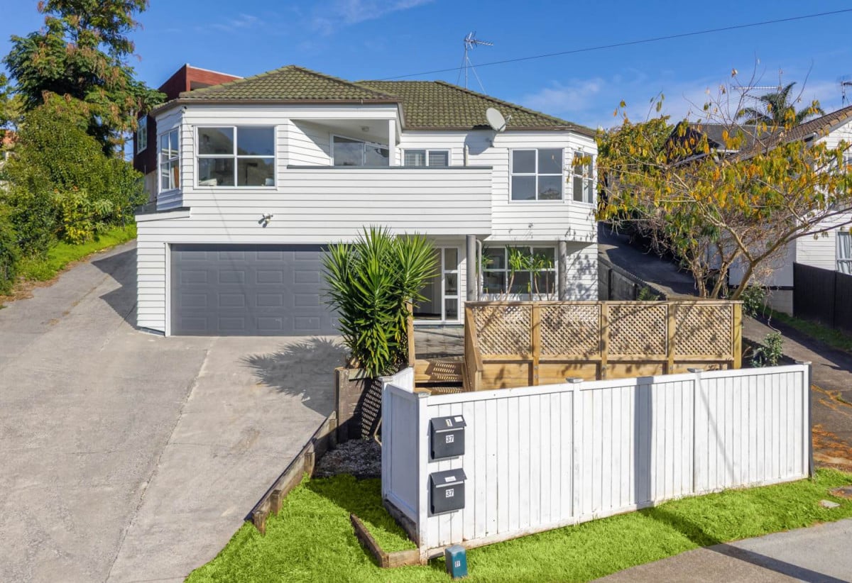 3 beds 2 baths house with double garage, close to shops, supermarket, schools, golf club, motorway access, 1.2 km to Remuera Intermediate, 1/37 Richard Farrell Avenue, Remuera, Auckland