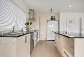 3 beds 2 baths house with double garage, close to shops, supermarket, schools, golf club, motorway access, 1.2 km to Remuera Intermediate, 1/37 Richard Farrell Avenue, Remuera, Auckland