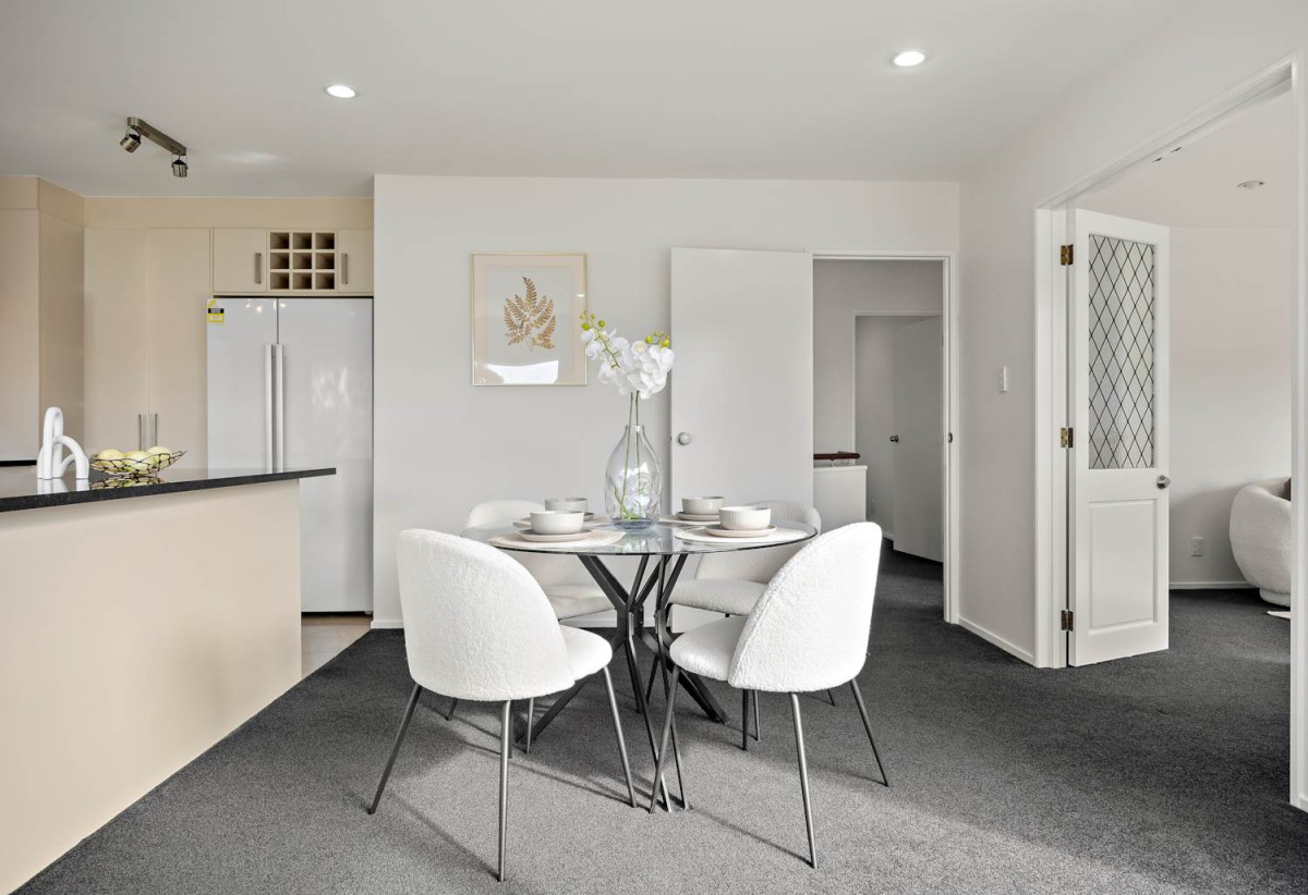 3 beds 2 baths house with double garage, close to shops, supermarket, schools, golf club, motorway access, 1.2 km to Remuera Intermediate, 1/37 Richard Farrell Avenue, Remuera, Auckland