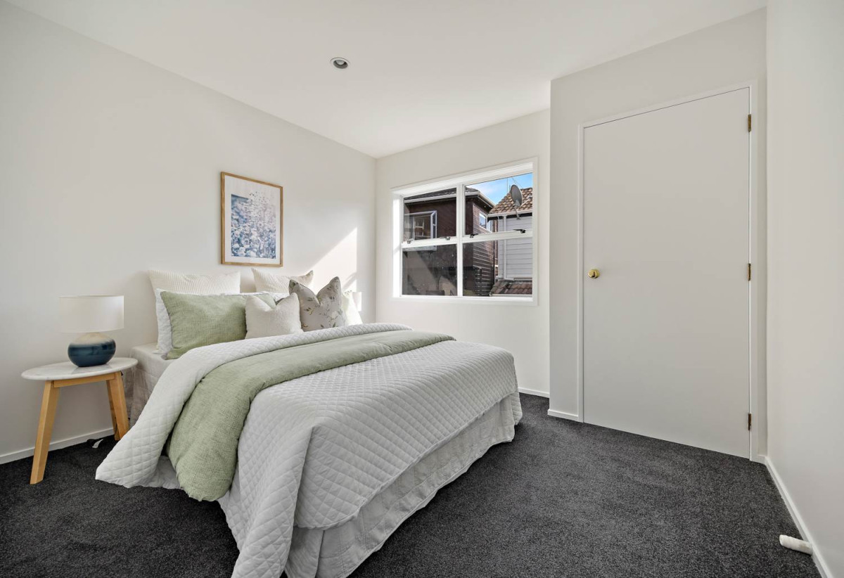 3 beds 2 baths house with double garage, close to shops, supermarket, schools, golf club, motorway access, 1.2 km to Remuera Intermediate, 1/37 Richard Farrell Avenue, Remuera, Auckland