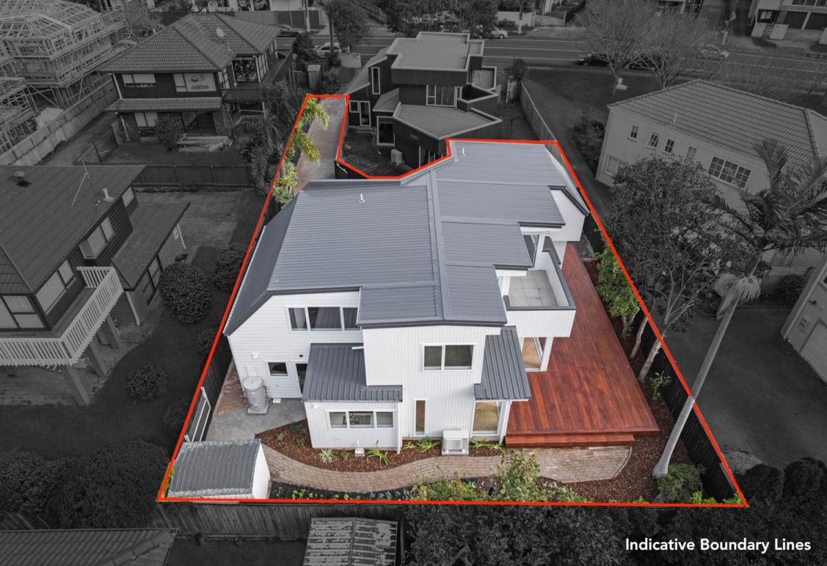 Macleans College zone, 5 beds (2 ensuites) 4 baths house with double garage, 1 bed 1 bath ground floor, close to schools, beaches, shops, golf club, 0.6 km to Pigeon Mountain School and Bucklands Beach Intermediate, 0.7 km to Macleans College, 194B Bucklands Beach Road, Bucklands Beach, Auckland