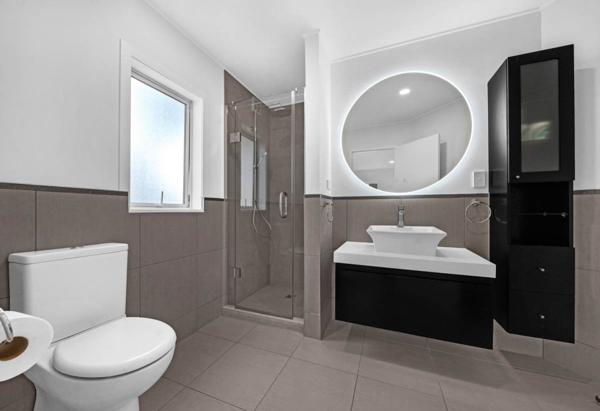 Macleans College zone, 5 beds (2 ensuites) 4 baths house with double garage, 1 bed 1 bath ground floor, close to schools, beaches, shops, golf club, 0.6 km to Pigeon Mountain School and Bucklands Beach Intermediate, 0.7 km to Macleans College, 194B Bucklands Beach Road, Bucklands Beach, Auckland