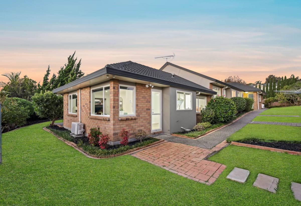 Botany Downs Secondary College zone, 2 Kitchens, Home and in come on 1200m2 section, 275m2 6 beds ( 1 ensuite) 3 baths house with double garage and 2-beds granny, close to schools, Botany Town Centre, Meadowlands Shopping Centre, 0.4 km to Point View School, 35 Anaheim Boulevard, Shamrock Park, Auckland