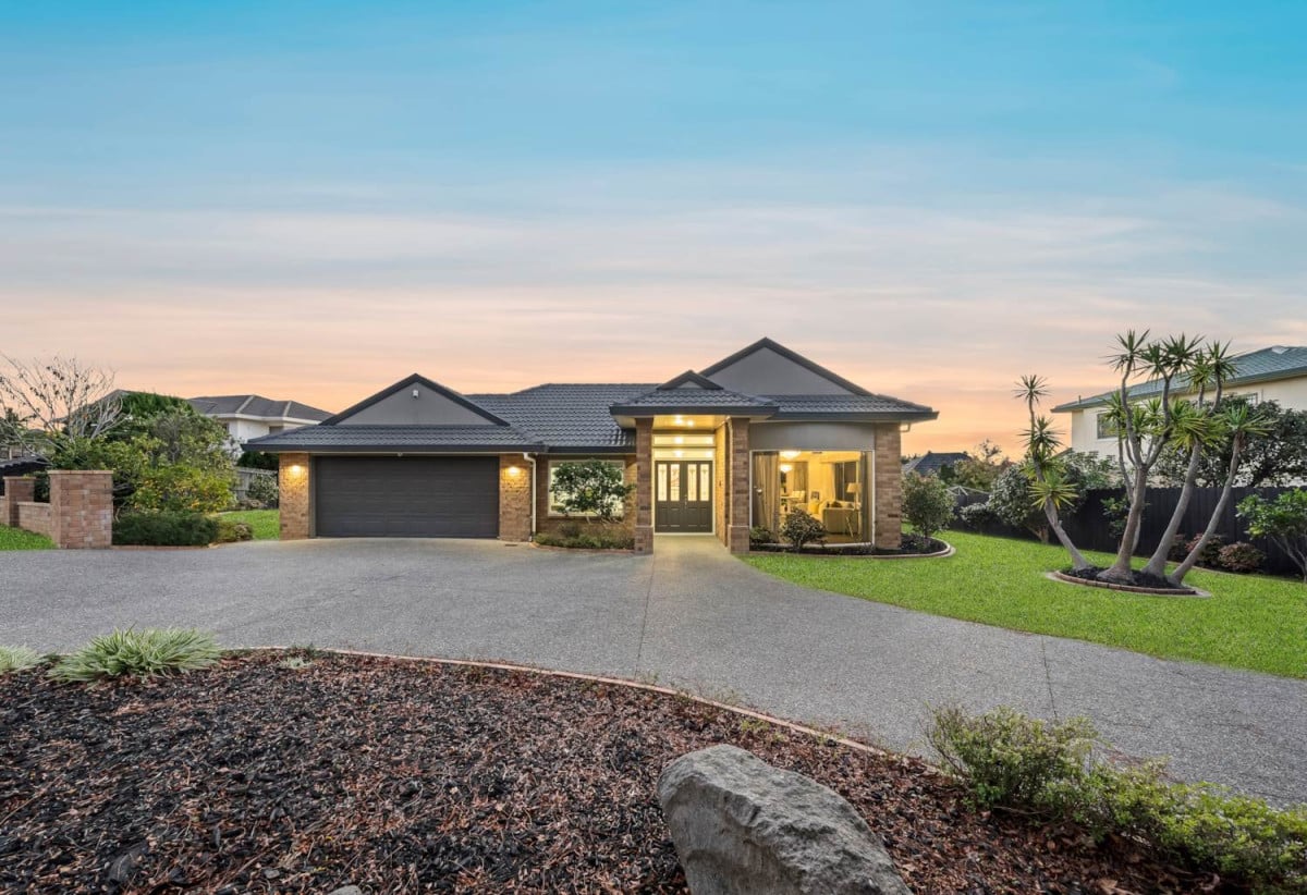 Botany Downs Secondary College zone, 2 Kitchens, Home and in come on 1200m2 section, 275m2 6 beds ( 1 ensuite) 3 baths house with double garage and 2-beds granny, close to schools, Botany Town Centre, Meadowlands Shopping Centre, 0.4 km to Point View School, 35 Anaheim Boulevard, Shamrock Park, Auckland