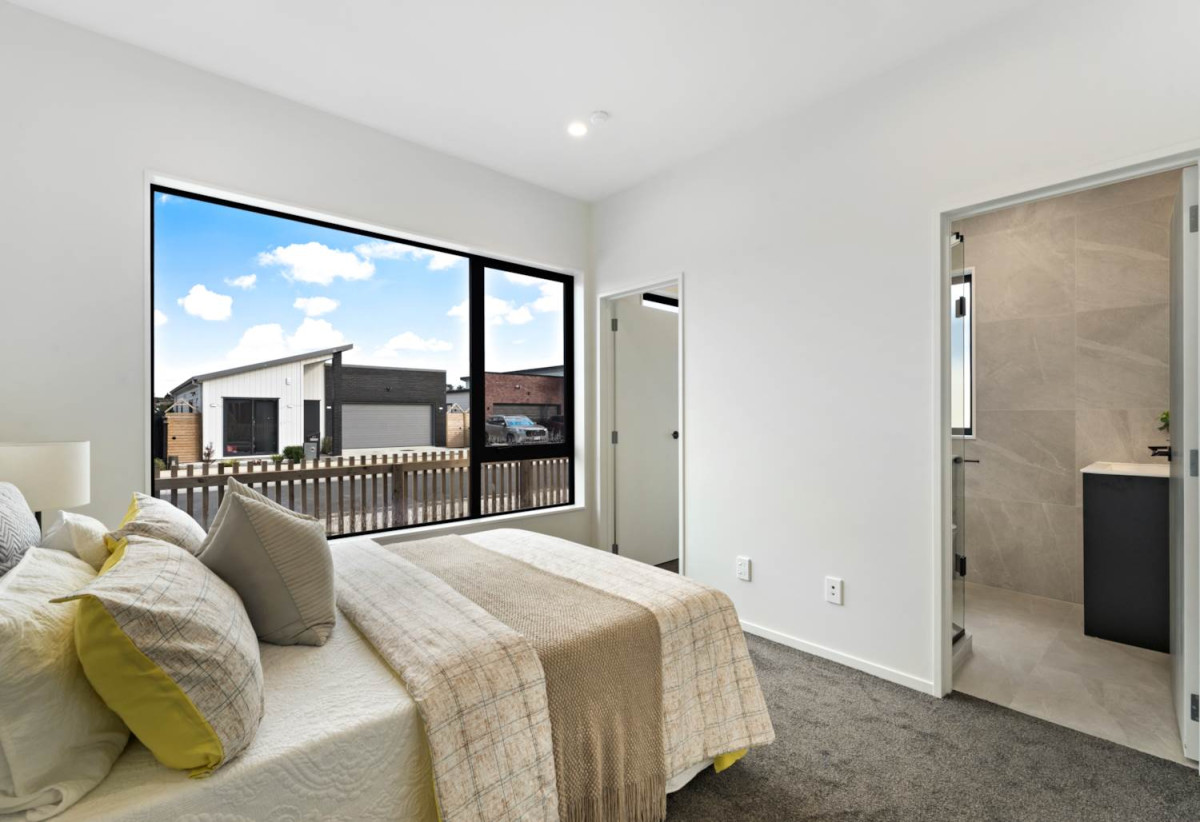 Standalone 4 beds (1 ensuite) 2 baths house with garage on 339m2 section, close to schools, town centre, easy motorway access, 44 Bannockburn Road, Opaheke, Auckland