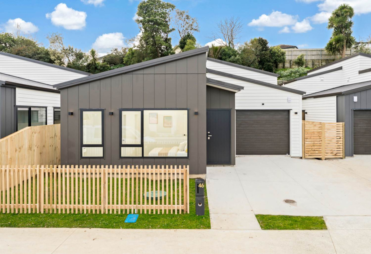 Standalone 4 beds (1 ensuite) 2 baths house with garage on 339m2 section, close to schools, town centre, easy motorway access, 44 Bannockburn Road, Opaheke, Auckland