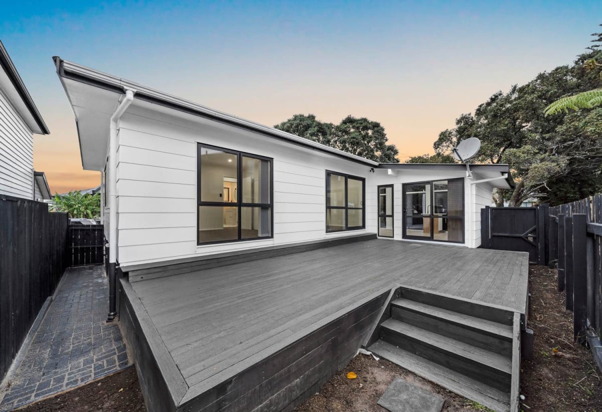 Renovated 4 beds 2 baths house with car parks on 446m2 section, within walking distance to parks, schools, and local cafés, easy access to Mangere Township and motorway connections, 0.8 km to Southern Cross Campus, 24A McKinstry Avenue, Mangere East, Auckland