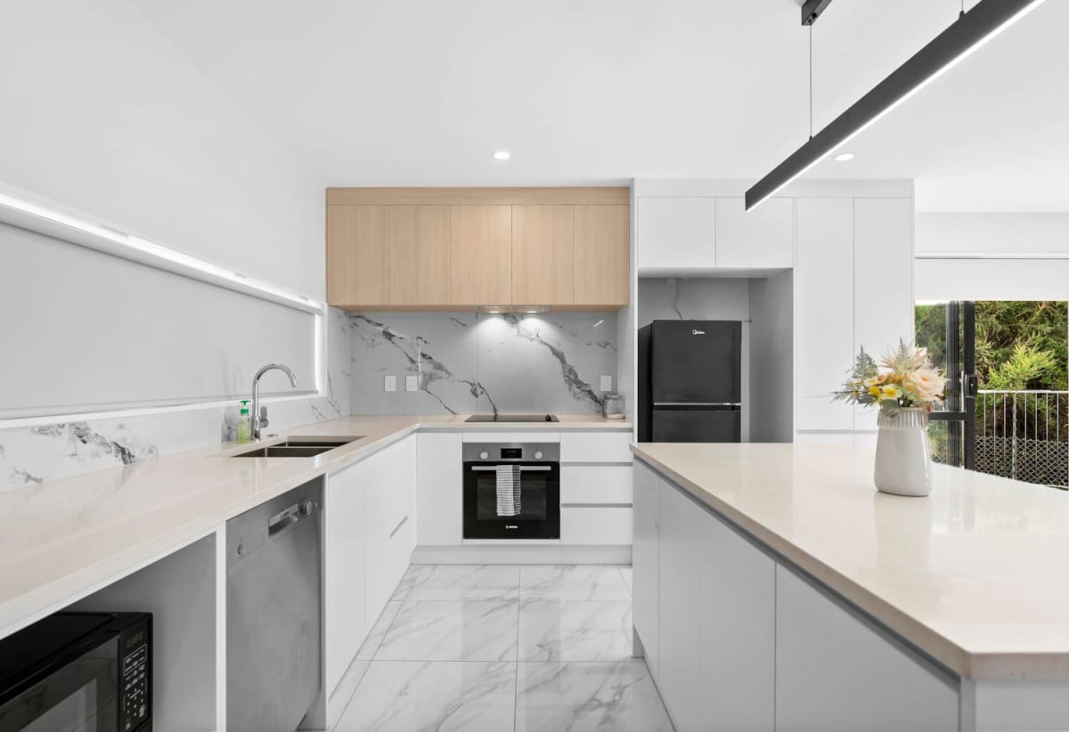 Equipped with a high-efficiency solar panel system, Standalone 4 beds 2.5 baths house with garage, close to Manukau shopping centre, Auckland Botanic Gardens, schools, motorway access, 0.9 km to Manurewa High School, 888C Great South Road, Manukau, Auckland