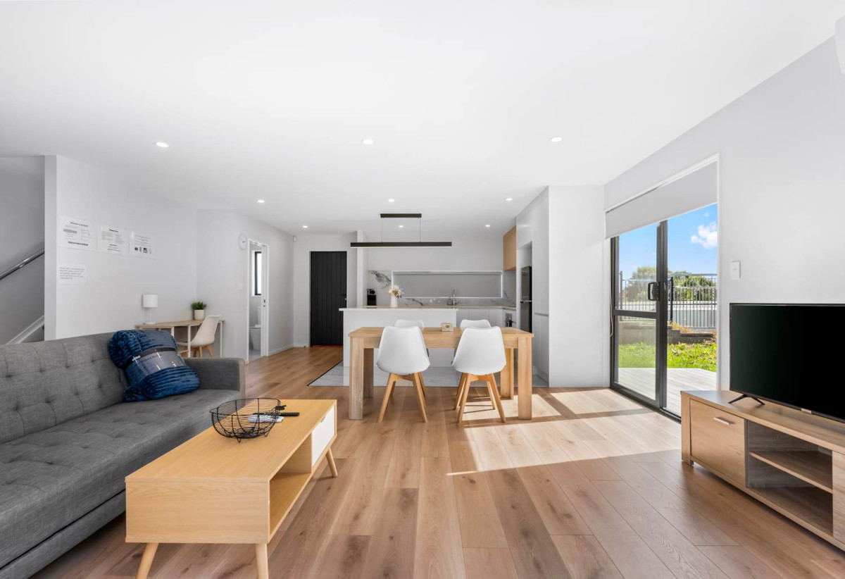 Equipped with a high-efficiency solar panel system, Standalone 4 beds 2.5 baths house with garage, close to Manukau shopping centre, Auckland Botanic Gardens, schools, motorway access, 0.9 km to Manurewa High School, 888C Great South Road, Manukau, Auckland