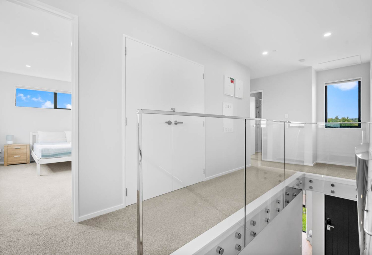 Equipped with a high-efficiency solar panel system, Standalone 4 beds 2.5 baths house with garage, close to Manukau shopping centre, Auckland Botanic Gardens, schools, motorway access, 0.9 km to Manurewa High School, 888C Great South Road, Manukau, Auckland